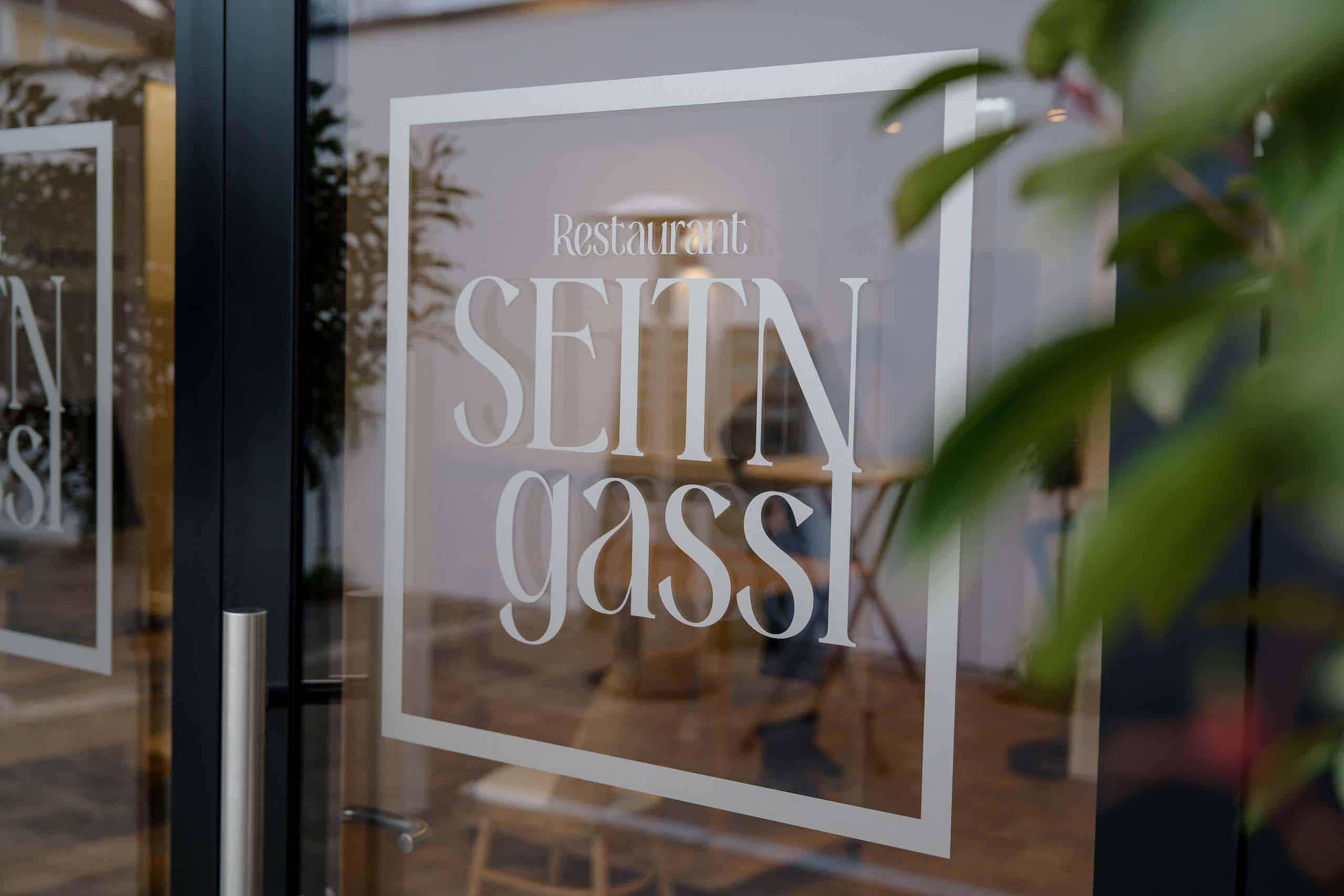 Eingang des Restaurants Seitn Gass, idealer Ort für Traumhochzeiten und romantische Hochzeitsfeiern.