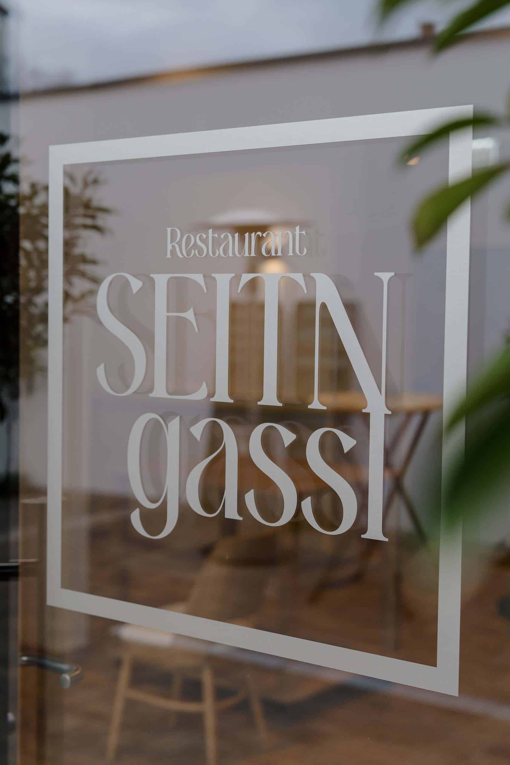 Restaurant-Seitngassi-Eingang, ideal für romantische Hochzeiten und Traumhochzeitslocations mit stilvollem Ambiente.