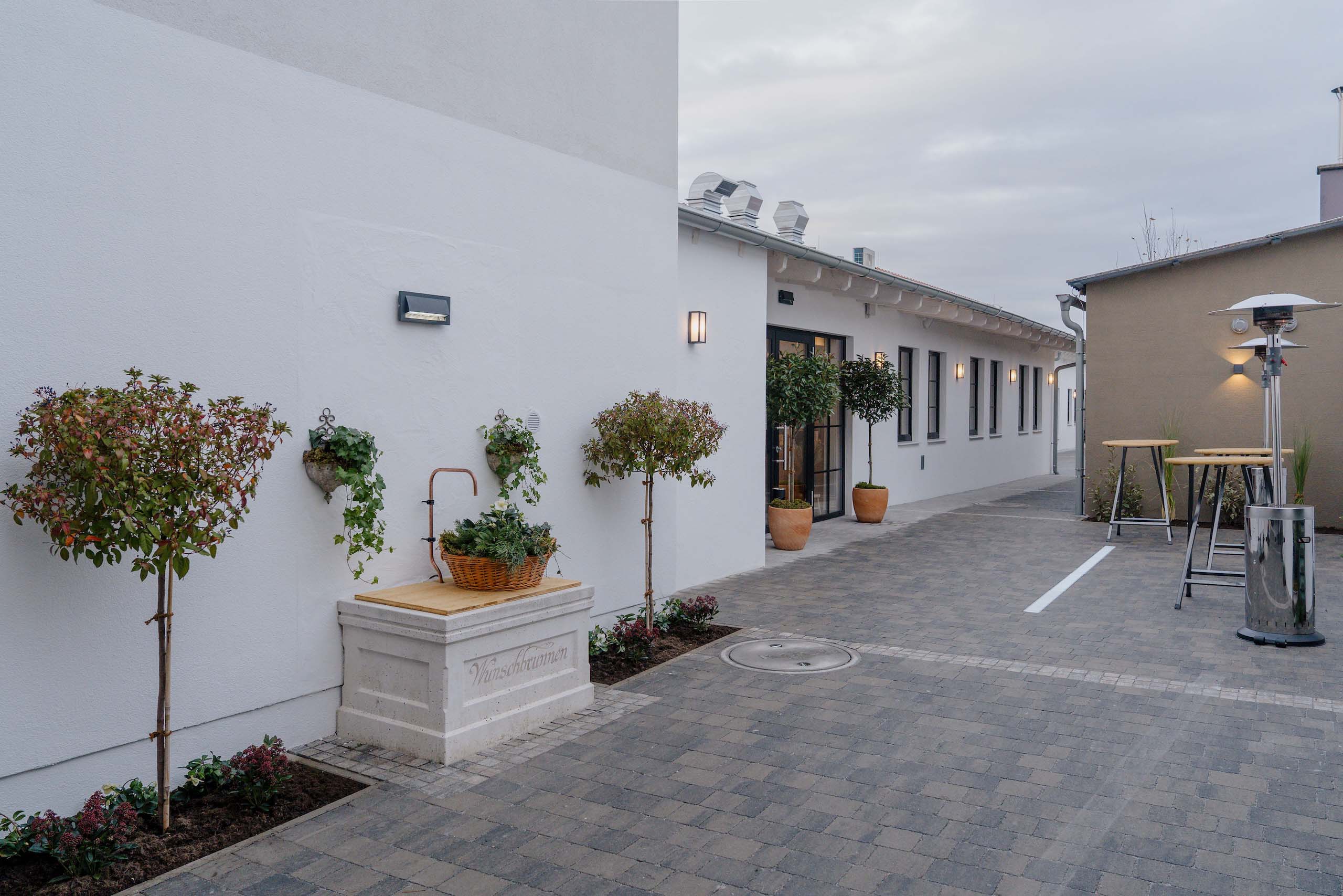 Elegante Hochzeitslocation mit malerischem Hof, geschmückt mit Pflanzen und stilvollen Details. Perfekt für den Hochzeitstraum.