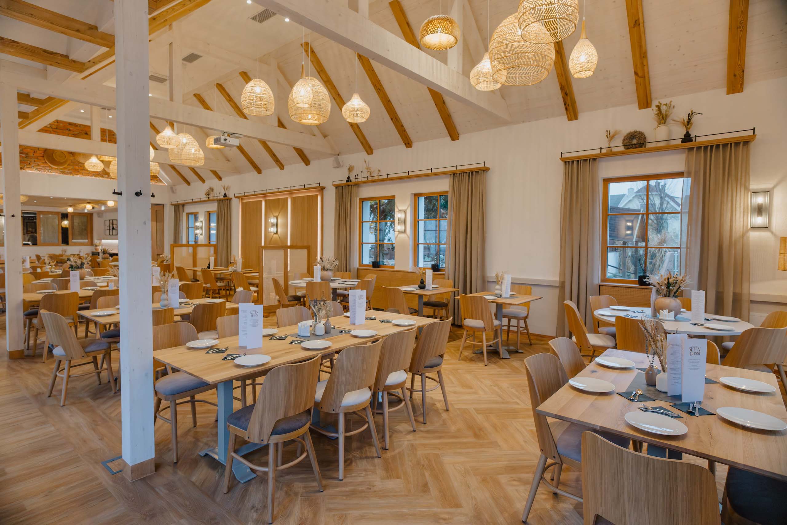 Elegante Hochzeitslocation mit Holzmöbeln und moderner Dekoration, ideal für eine unvergessliche Feier im Hochzeitstraum.