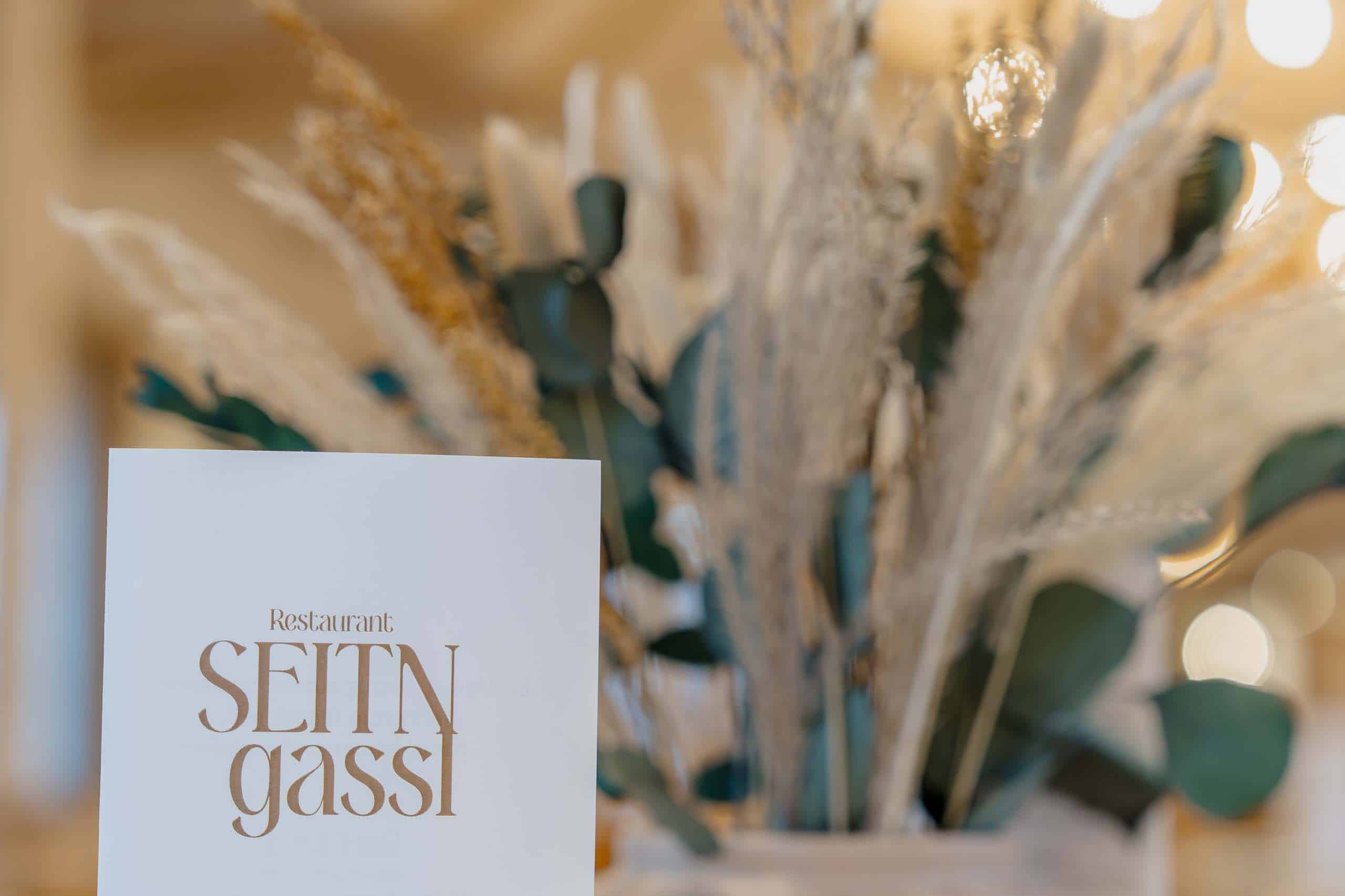 Hochzeitsdekor im Restaurant Seintn Gassi mit eleganten Trockenblumen als stilvolle Hochzeitslocation.