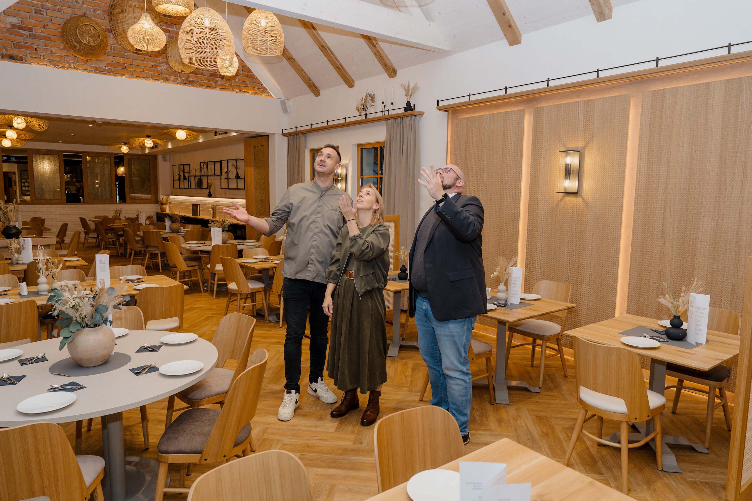 Elegantes Hochzeitshotel mit stilvoller Dekoration und Gästen, die die einladende Atmosphäre genießen. Perfekt für Ihren Hochzeitstraum.