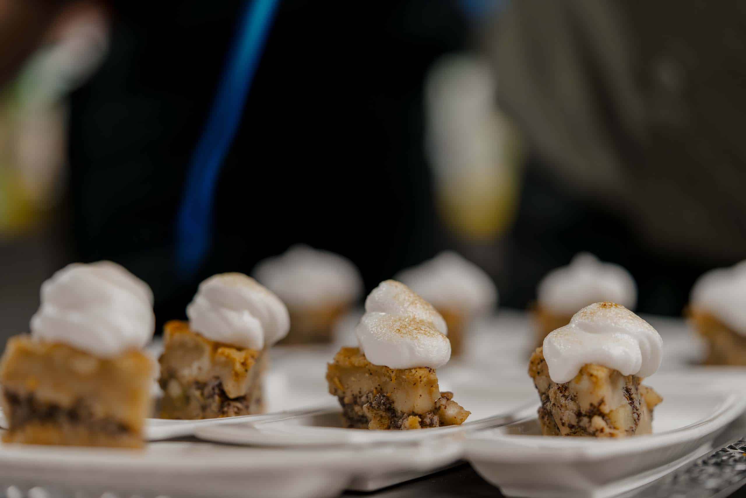 Elegante Hochzeitshäppchen mit cremiger Garnitur auf weißen Tellern, ideal für eine Traumhochzeit.