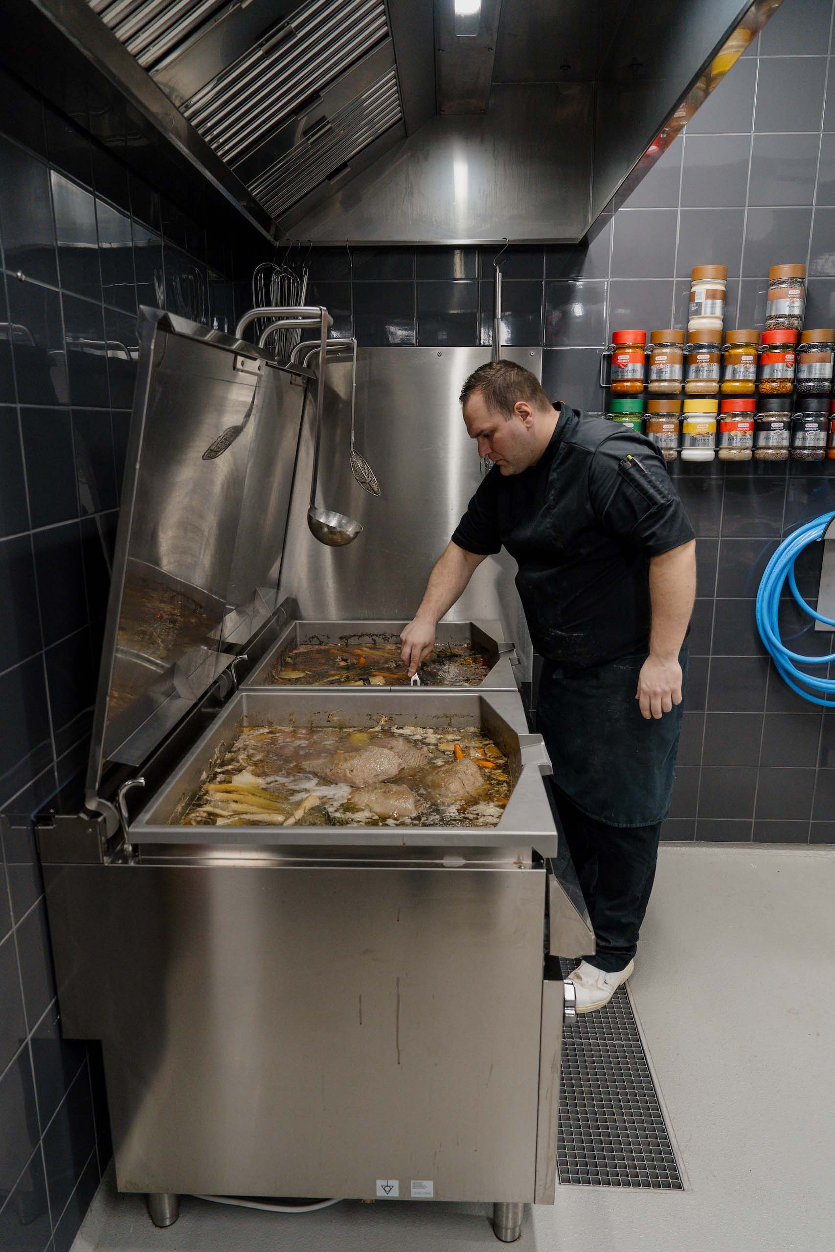 Koch bereitet ein festliches Hochzeitsmahl in einer modernen Küche zu, ideal für traumhafte Hochzeiten und besondere Anlässe.