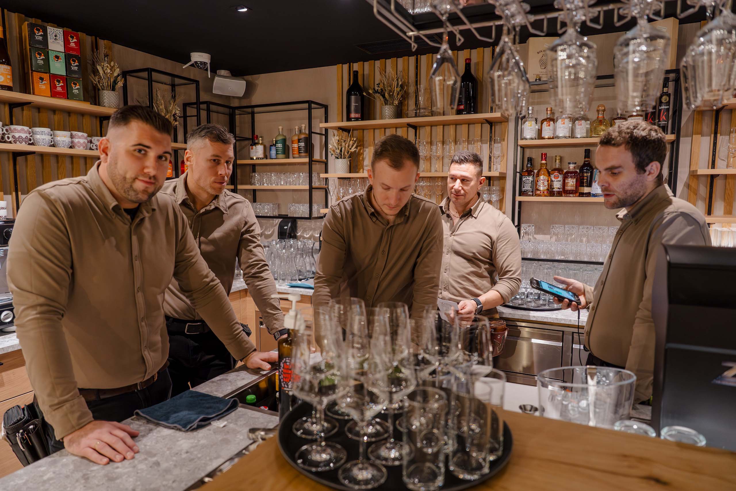 Barteam bereitet sich in stilvollem Hochzeitsambiente auf Gäste vor, um unvergessliche Momente zu schaffen.