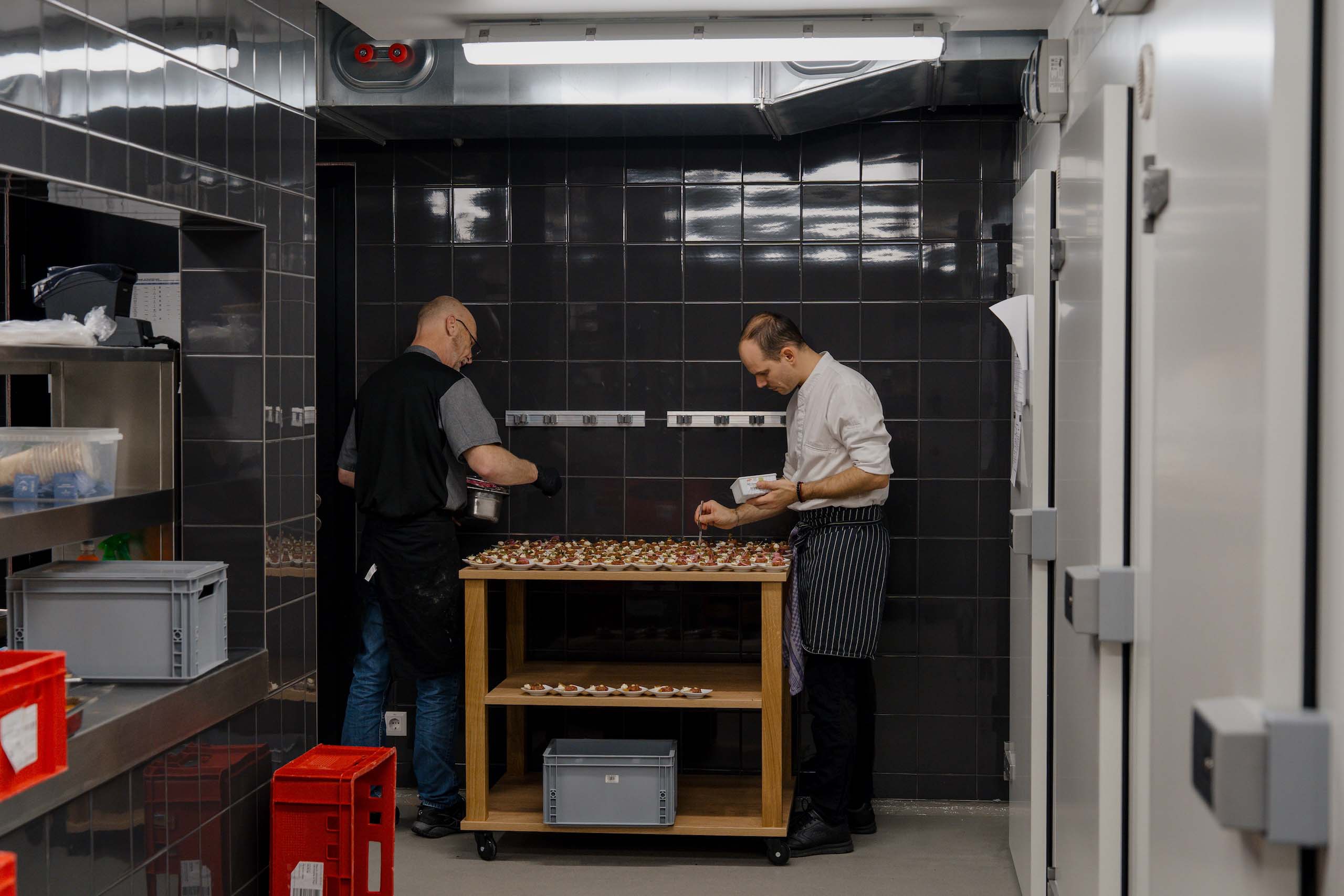 Köche bereiten kunstvolle Canapés für eine Hochzeitsfeier in einer eleganten Hochzeitstraum-Location vor.