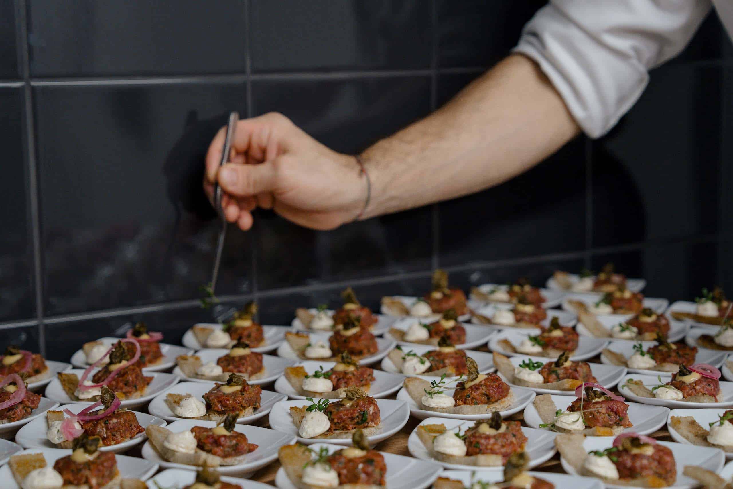 Hand dekoriert köstliche Vorspeisen für elegante Hochzeit, ideal für traumhafte Hochzeitslocations.