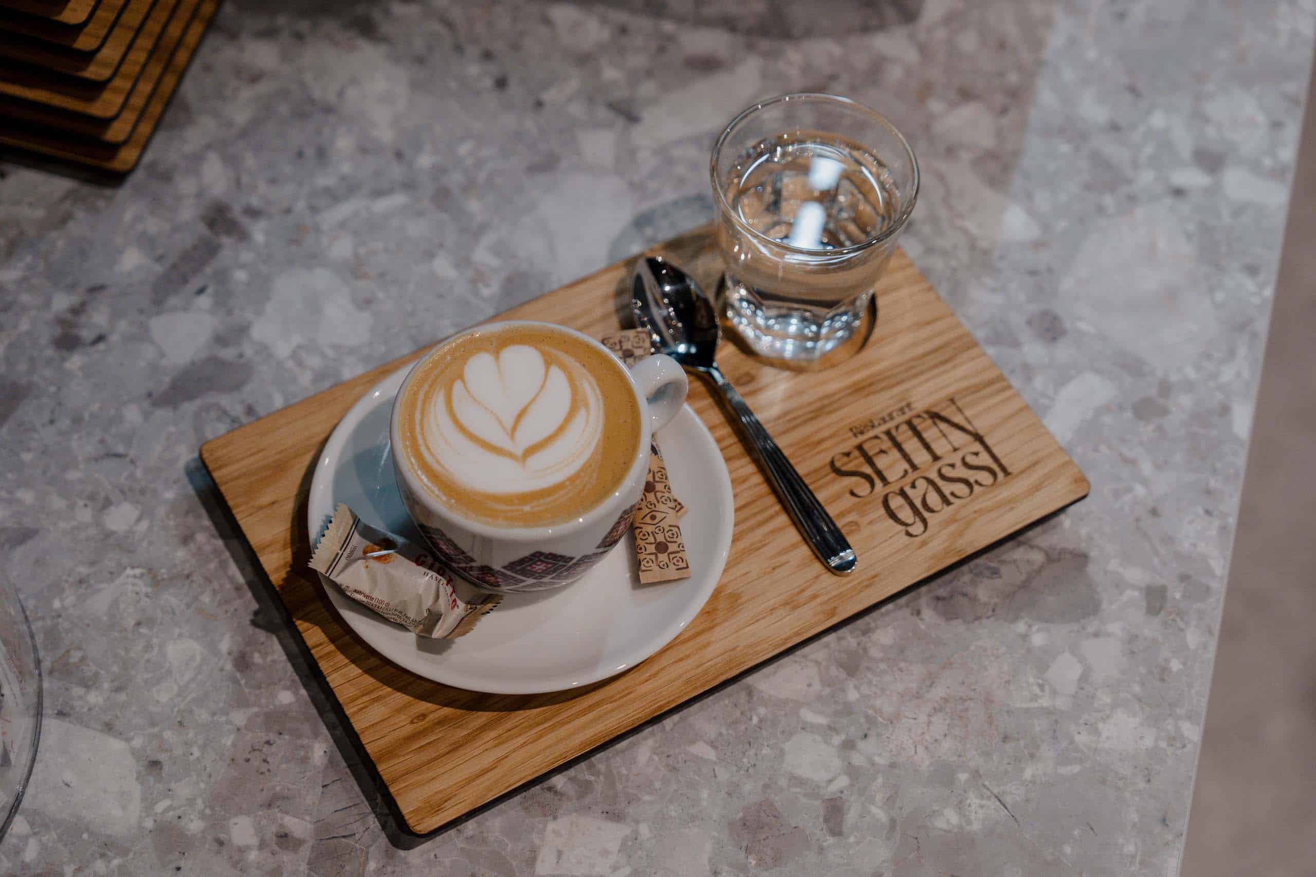 Elegantes Kaffee- und Wasserset auf Holztablett, ideal für entspannte Momente bei der Hochzeitslocation im Hochzeitstraum.