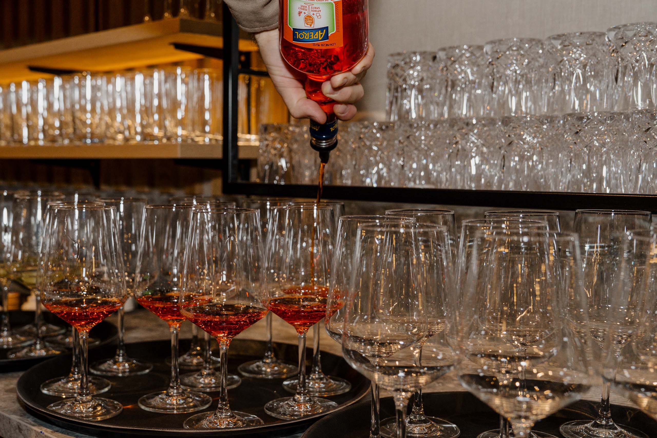 Barbereich einer Hochzeitslocation mit Aperitifgläsern, die für ein elegantes Hochzeitsfest vorbereitet werden.