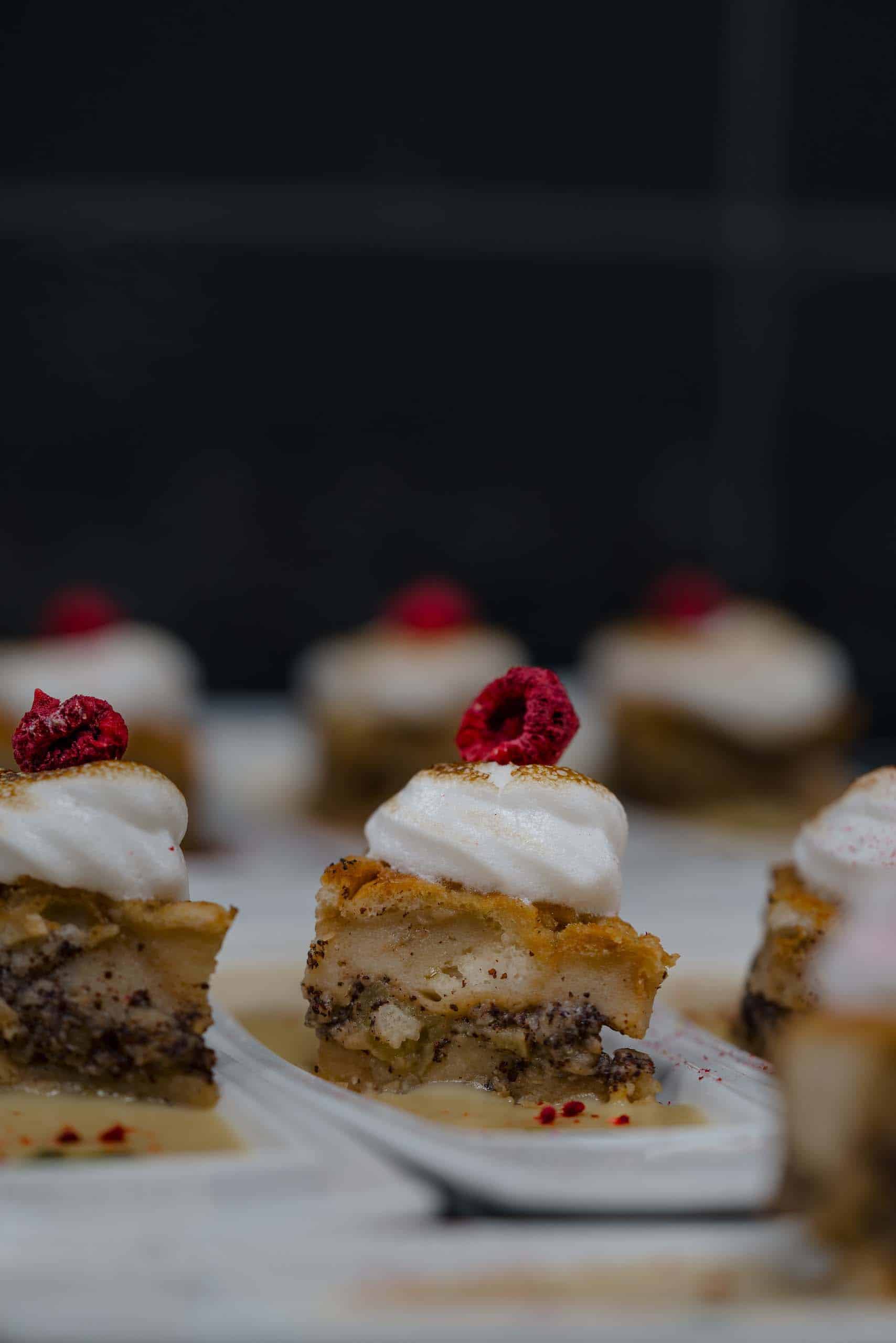 Elegante Hochzeitstörtchen mit Sahne und Himbeeren als Highlight auf der festlichen Hochzeitsfeier bei Hochzeitstraum.