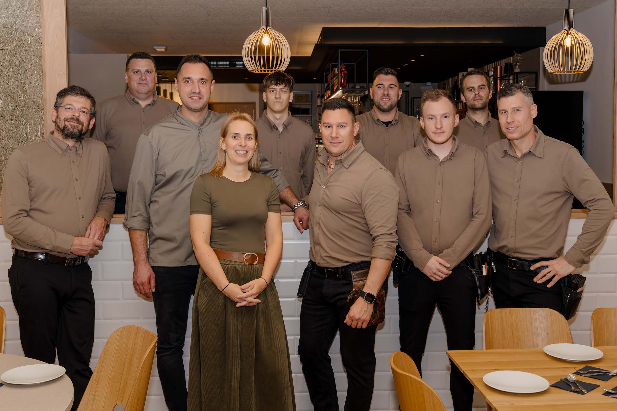 Ein engagiertes Serviceteam einer stilvollen Hochzeitslocation, bereit, den Hochzeitstraum wahr werden zu lassen.