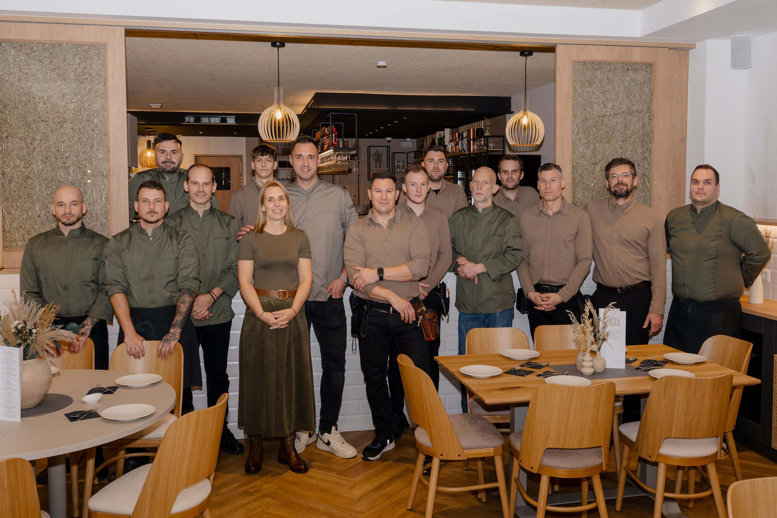 Gruppe von Mitarbeitern in stilvoller Hochzeitslocation, bereit für eine unvergessliche Feier im eleganten Ambiente.