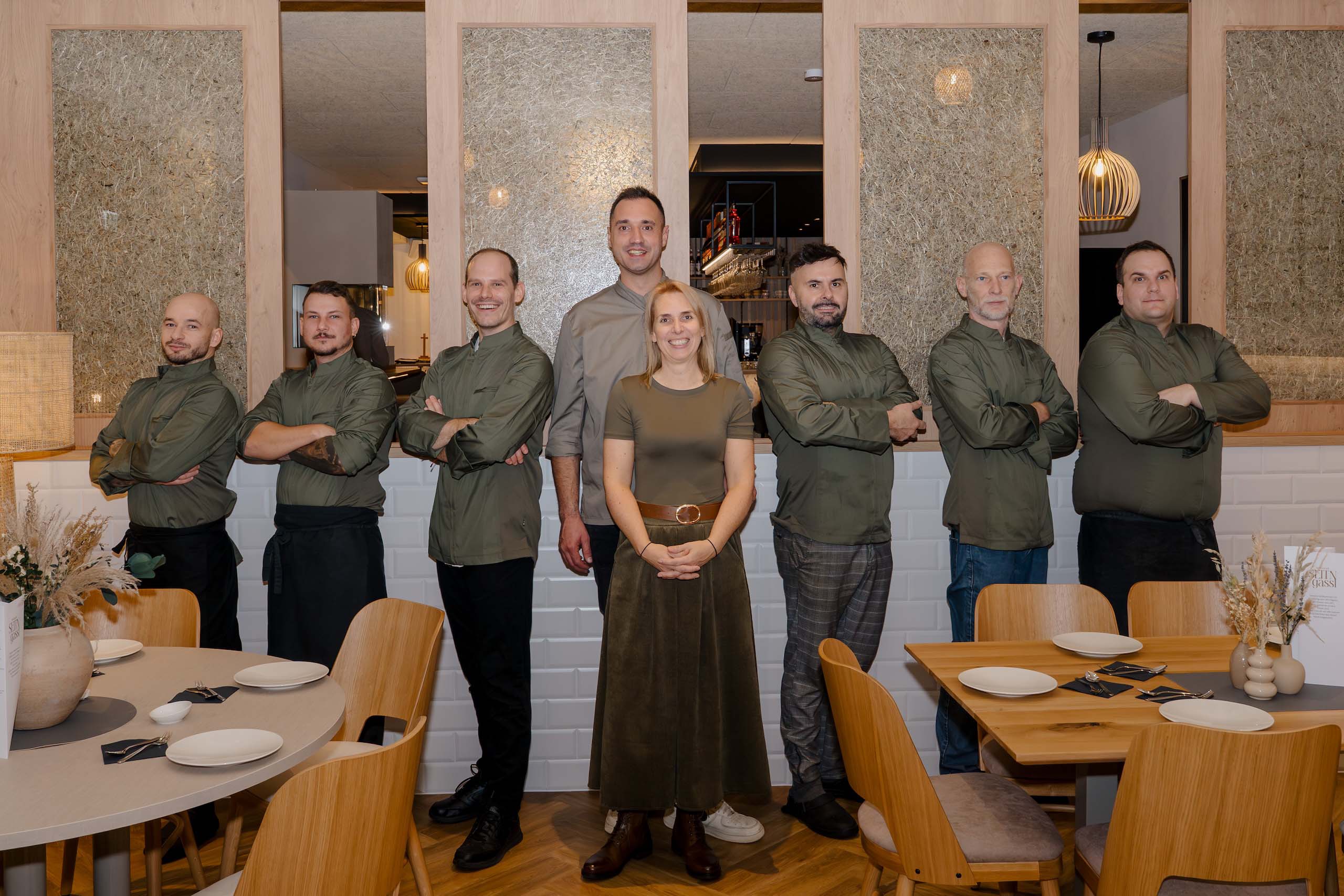 Küchenteam in moderner Hochzeitslocation, bereit, ein unvergessliches Festmahl für den Hochzeitstraum zu kreieren.