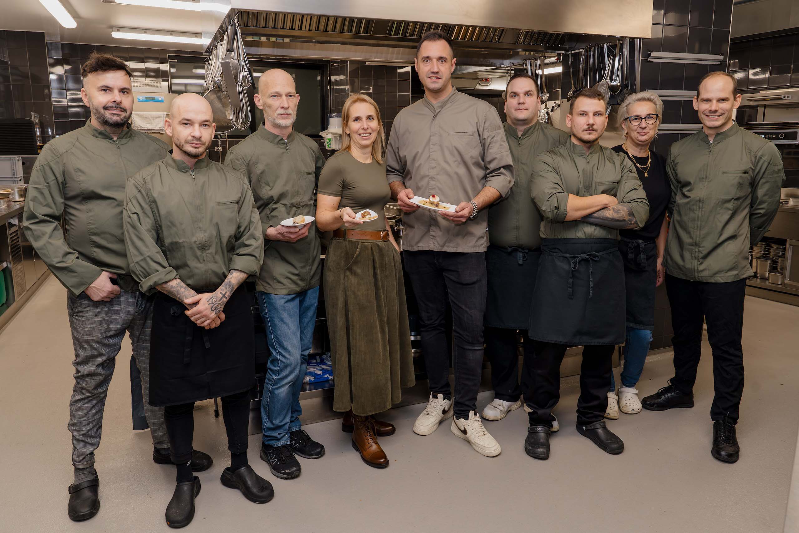 Das Küchenteam einer Hochzeitslocation präsentiert mit Stolz köstliche Häppchen für den besonderen Tag.