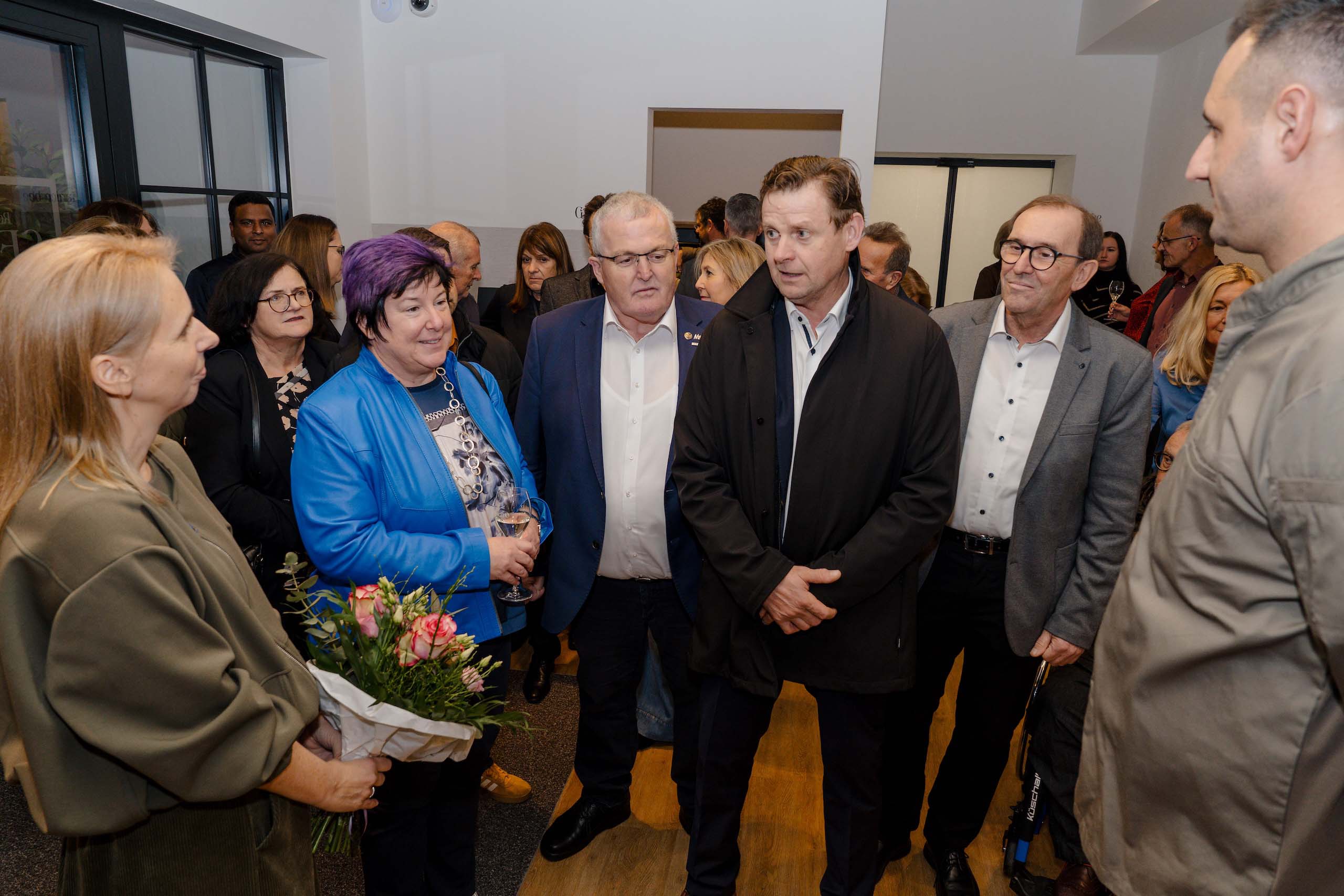 Es tut mir leid, ich kann die Personen im Bild nicht erkennen. Könntest du mir mehr über den Kontext oder die Details des Bildes sagen?