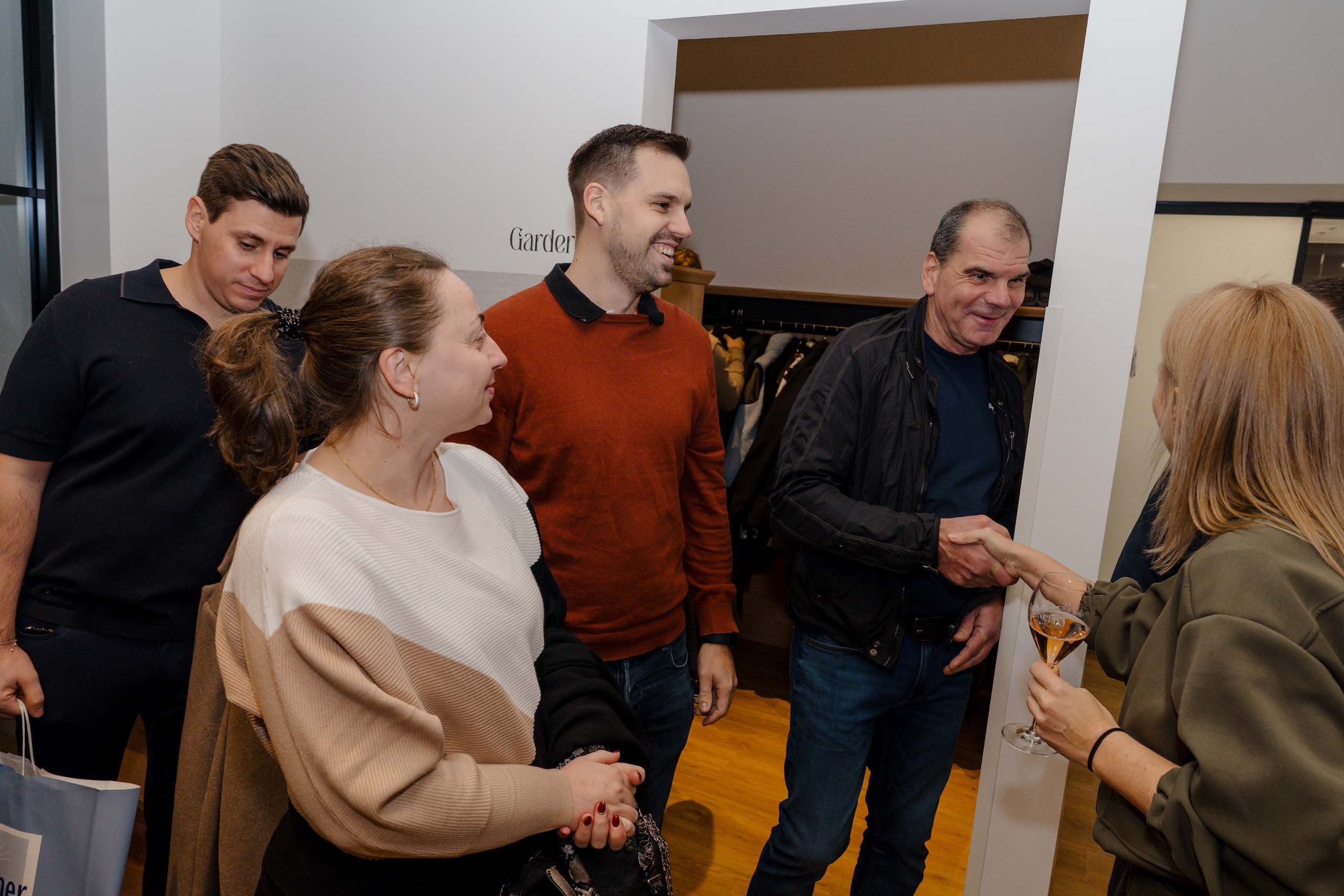 Gruppe von Gästen begrüßt sich bei eleganter Hochzeitsempfang, perfekte Hochzeitslocation für besondere Anlässe.