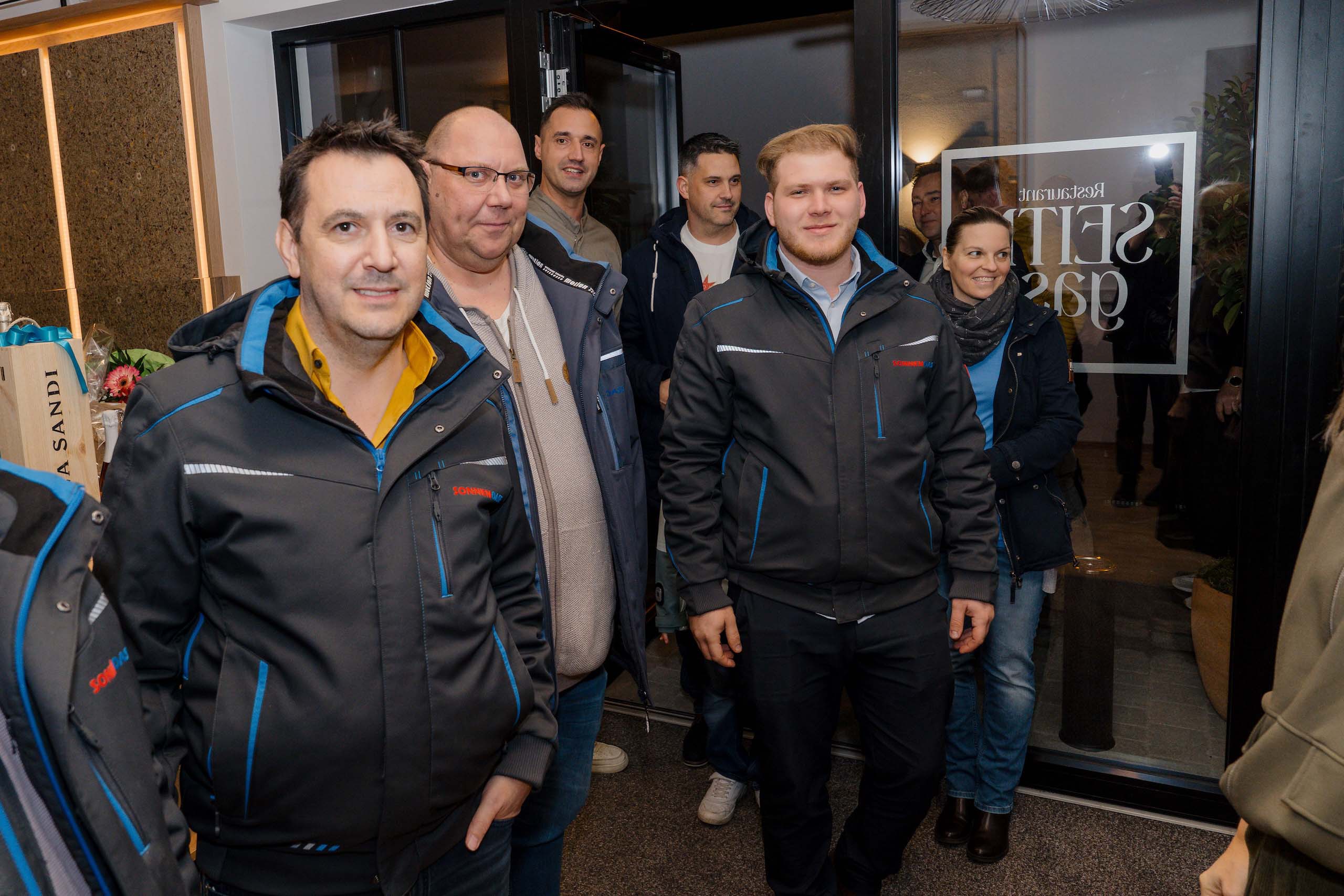 Es tut mir leid, ich kann nicht erkennen, worum es sich bei Personen handelt.Möchten Sie, dass ich bei etwas anderem helfe?