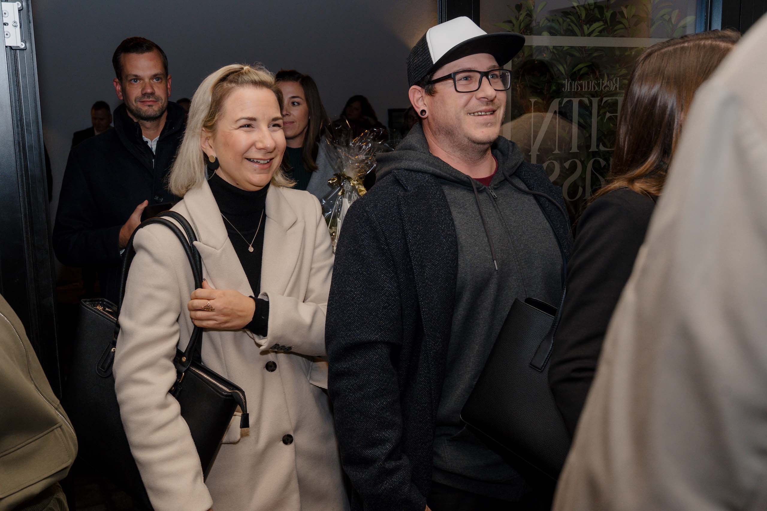 Gäste betreten freudig eine elegante Hochzeitslocation für den Hochzeitstraum-Event, bereit für eine unvergessliche Feier.