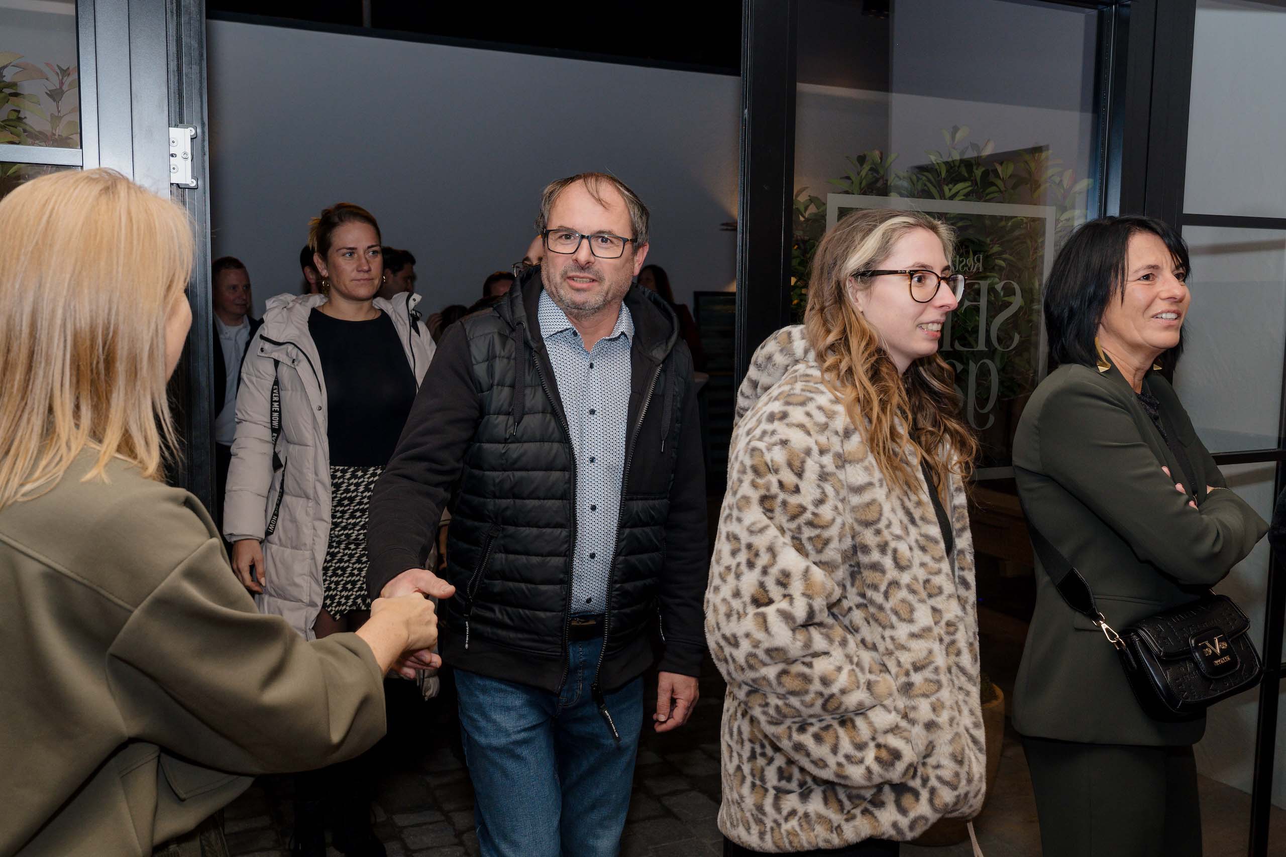 Gäste betreten freudig eine elegante Hochzeitslocation und schaffen eine einladende Atmosphäre für den Hochzeitstraum.