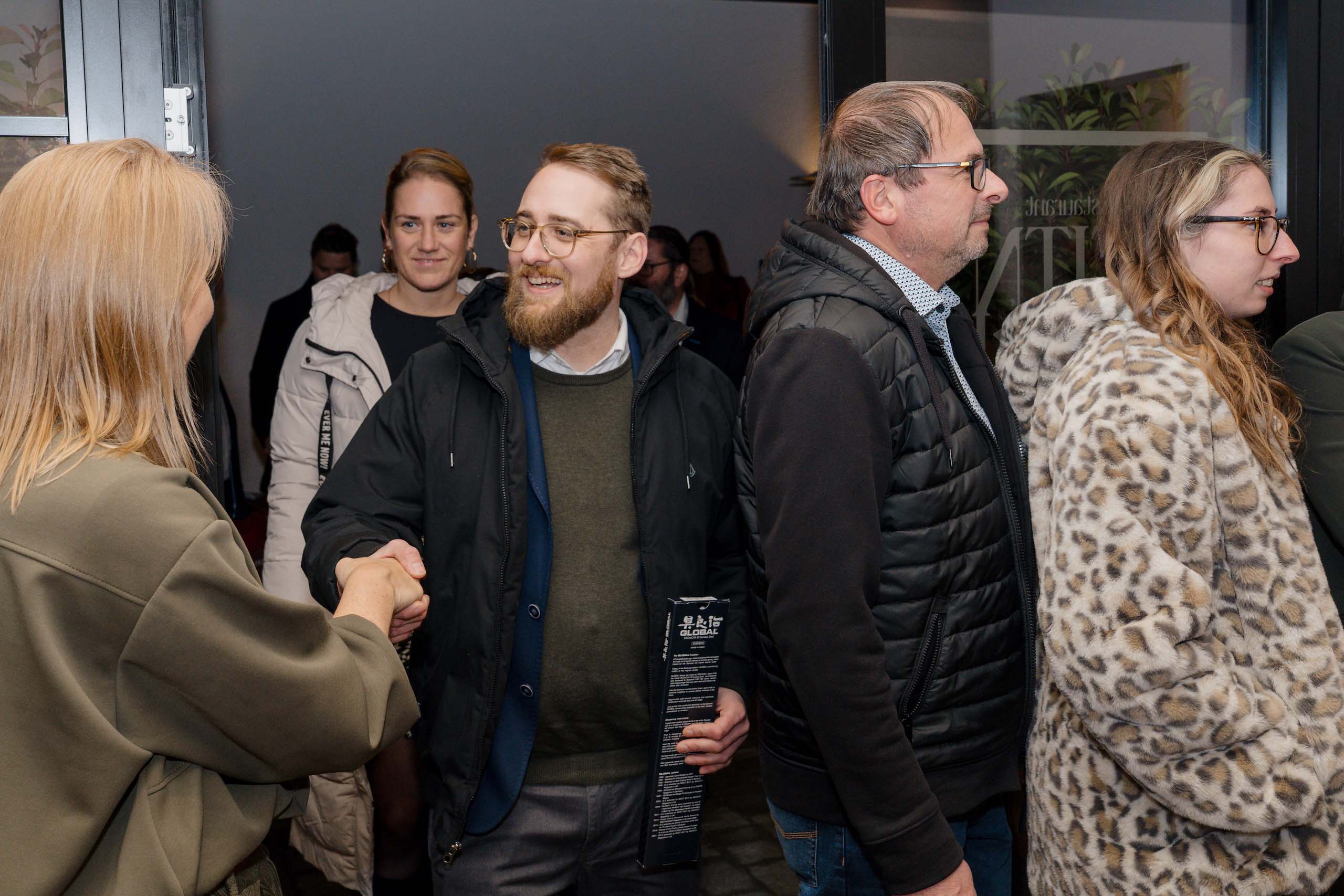 Gäste werden freundlich an einer Hochzeitslocation begrüßt, passend zum Thema Hochzeitstraum, mit Herz und Stil.