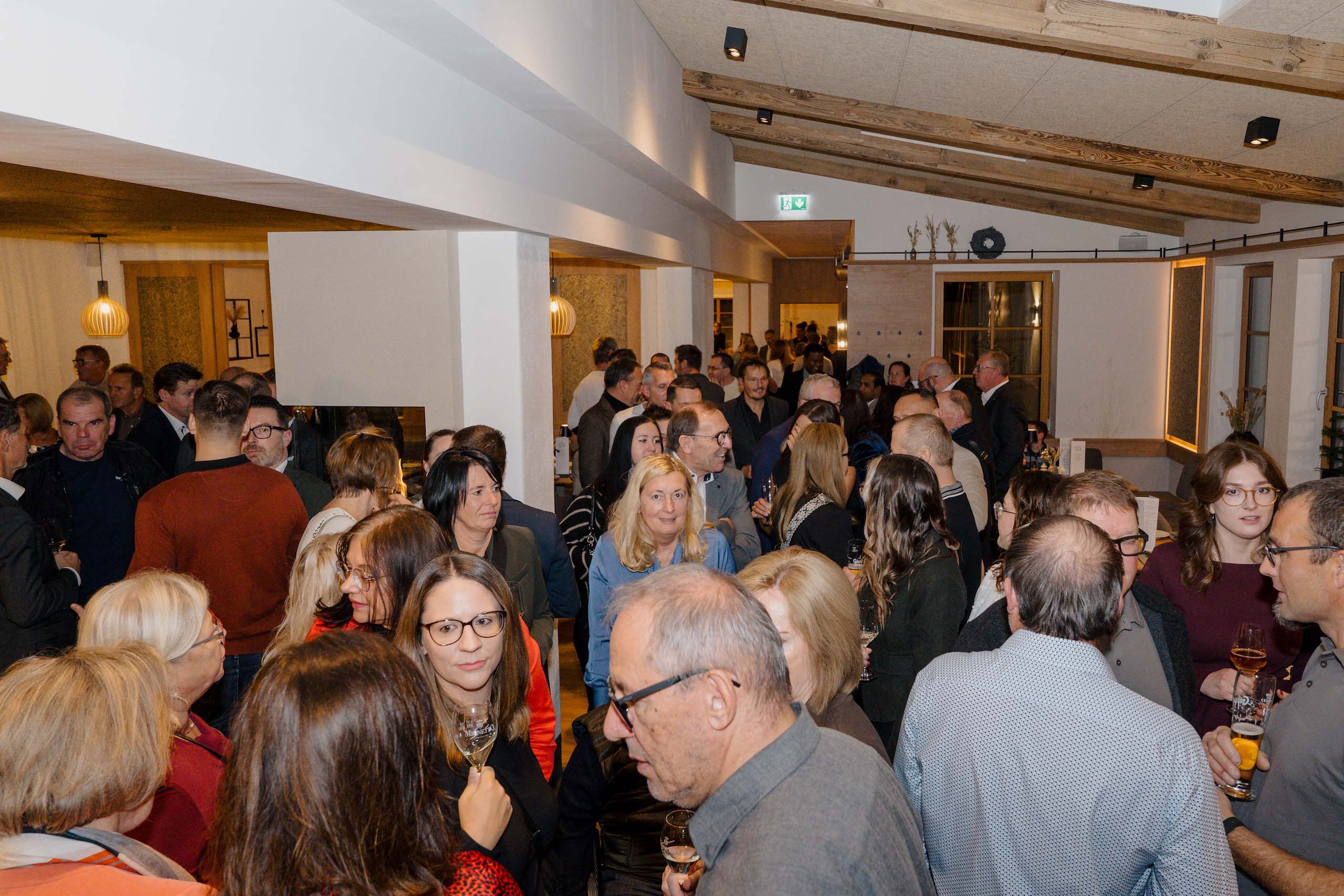 Geselliger Empfang in einer eleganten Hochzeitslocation, Gäste genießen Drinks und gute Gespräche, ideal für Hochzeitsträume.