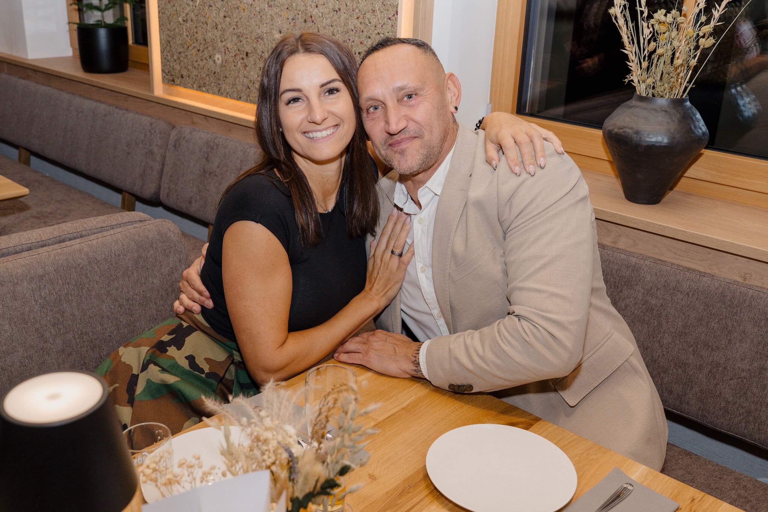 Paar posiert glücklich in eleganter Hochzeitslocation, idealer Ort für den Hochzeitstraum mit stilvollem Dekor.