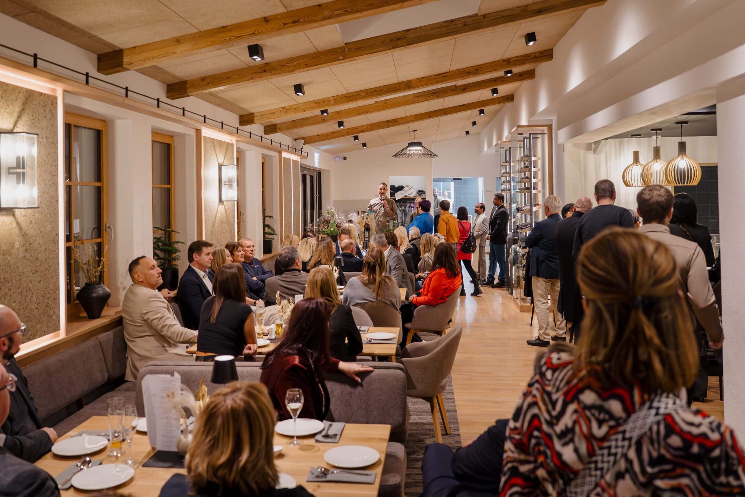 Gesellige Hochzeitsfeier in eleganter Location mit Gästen in stilvollem Ambiente und festlicher Dekoration.