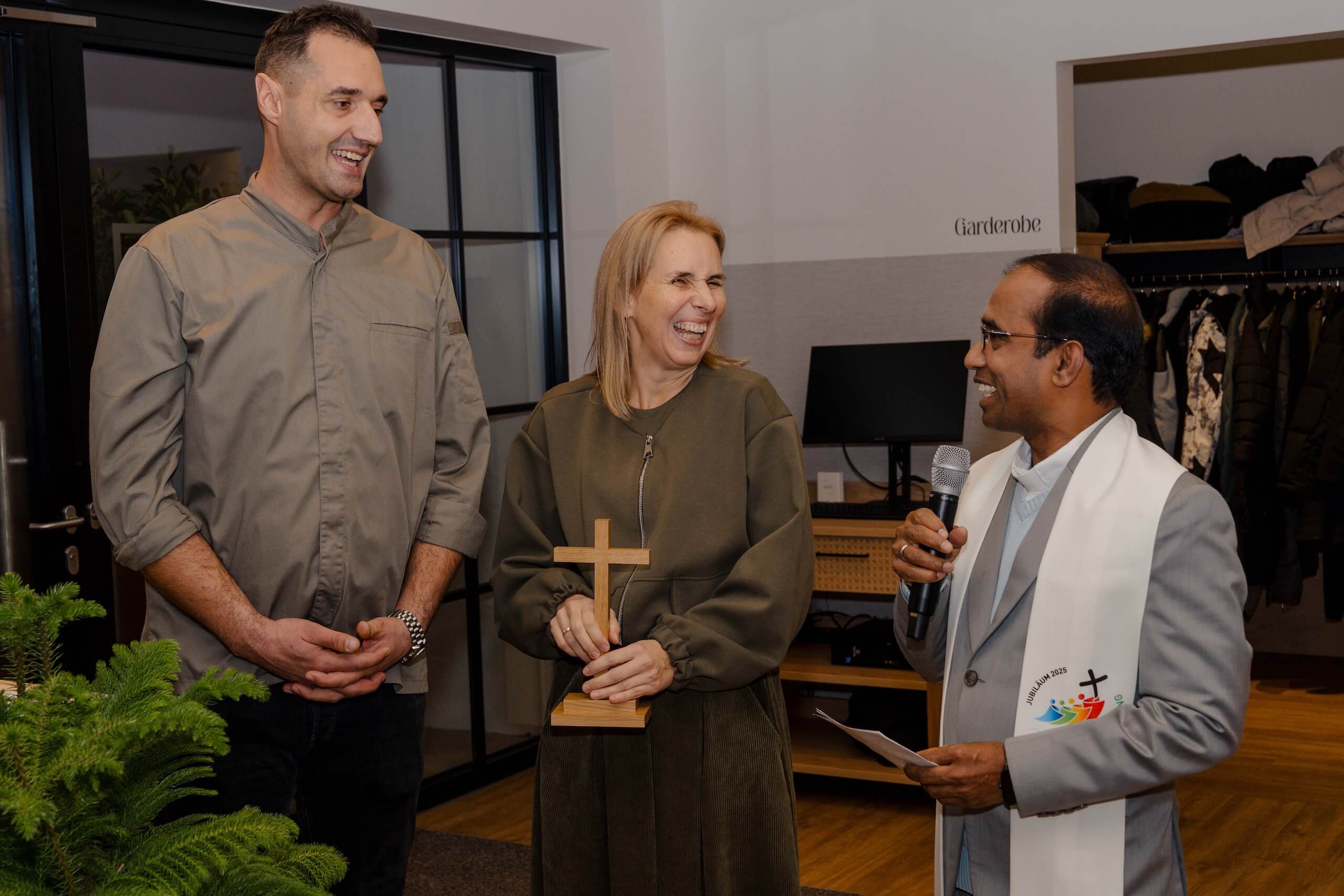 Ich kann nicht genau sehen, was auf dem Bild zu sehen ist, aber hier ist ein genereller Vorschlag für einen ALT-Text basierend auf deinem Kontext:„Gemeinsamer freudiger Moment bei einer Hochzeitsfeier in einer stilvollen Hochzeitslocation.“