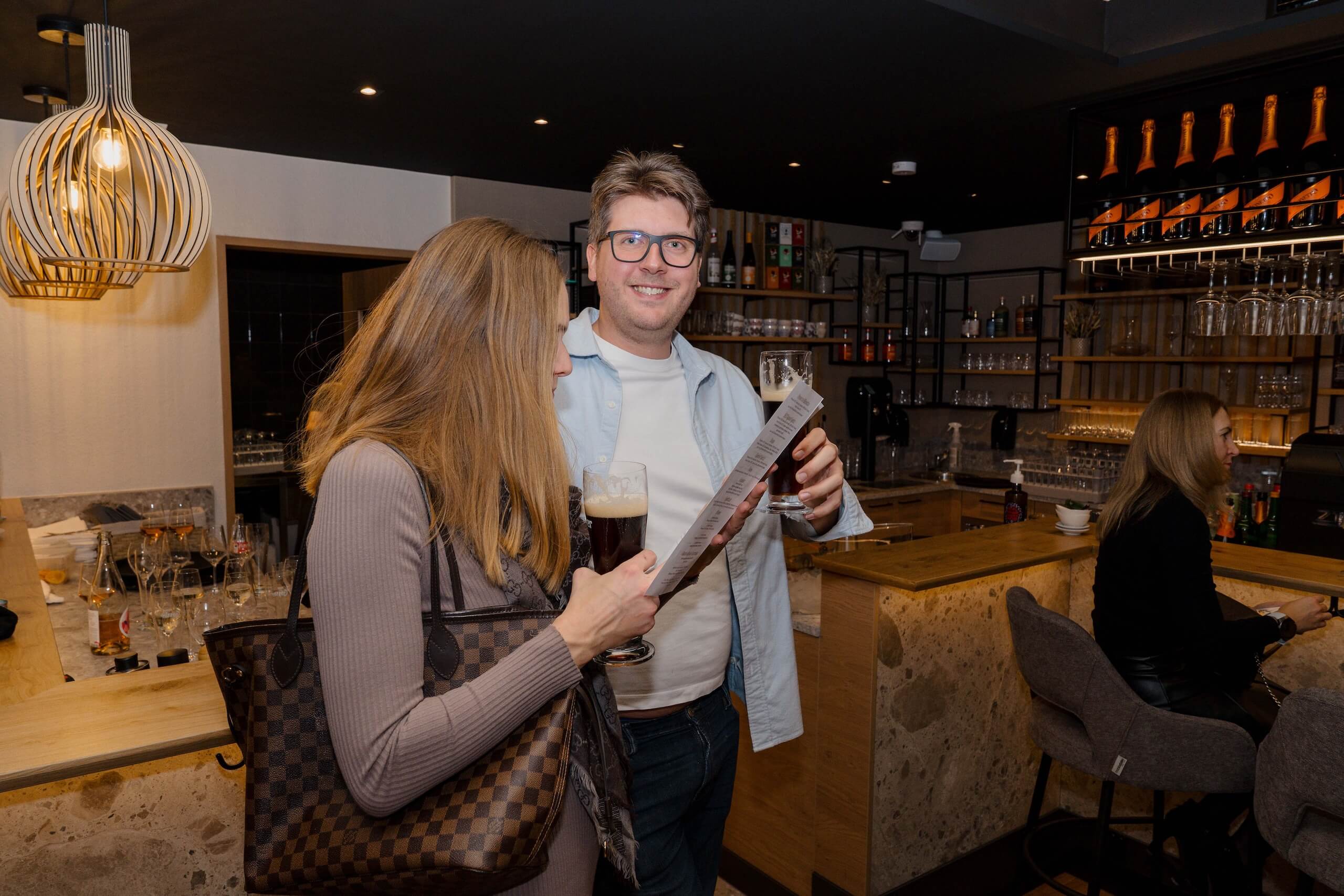 Paar genießt Getränke in stilvoller Hochzeitslocation, ideal für eine entspannte und elegante Feier.