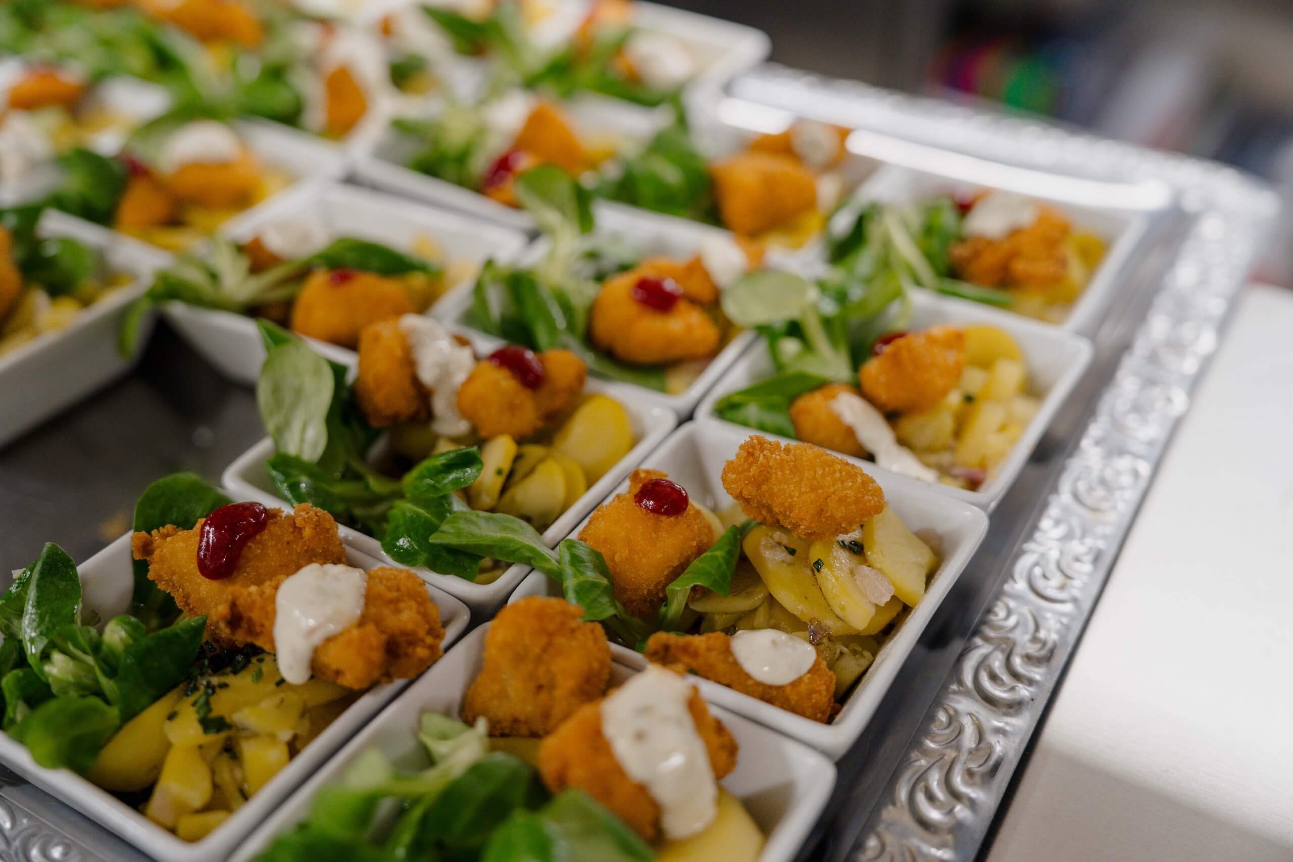 Elegante Hochzeitsvorspeise mit Salat, Kartoffeln und knusprigen Happen für den perfekten Hochzeitstraum.