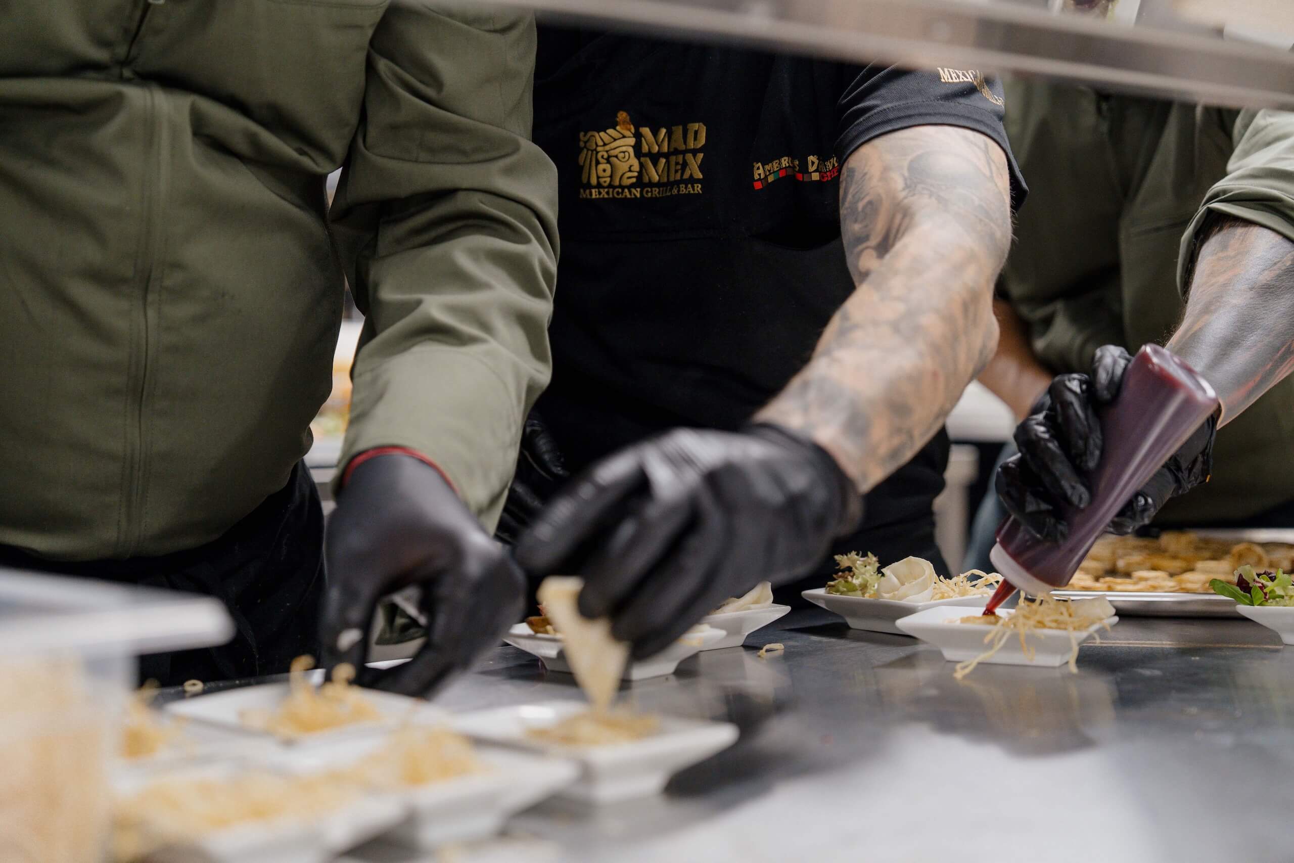 Köche bereiten kreative Vorspeisen in einer Hochzeitslocation zu, ideal für den perfekten Hochzeitstraum.