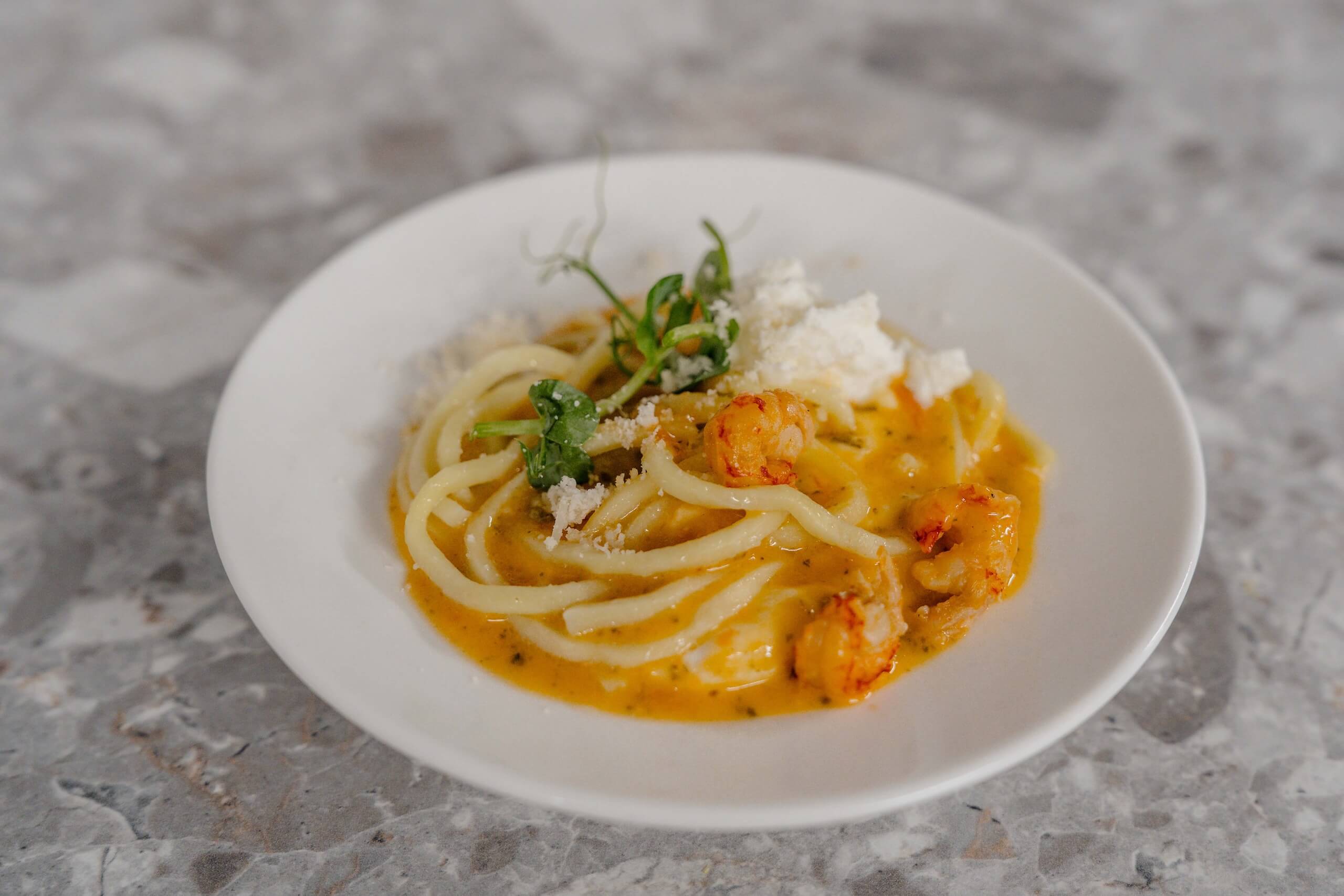 Elegante Pasta mit Garnelen incremiger Sauce, ideal für eine stilvolle Hochzeit und ein unvergessliches kulinarisches Erlebnis.