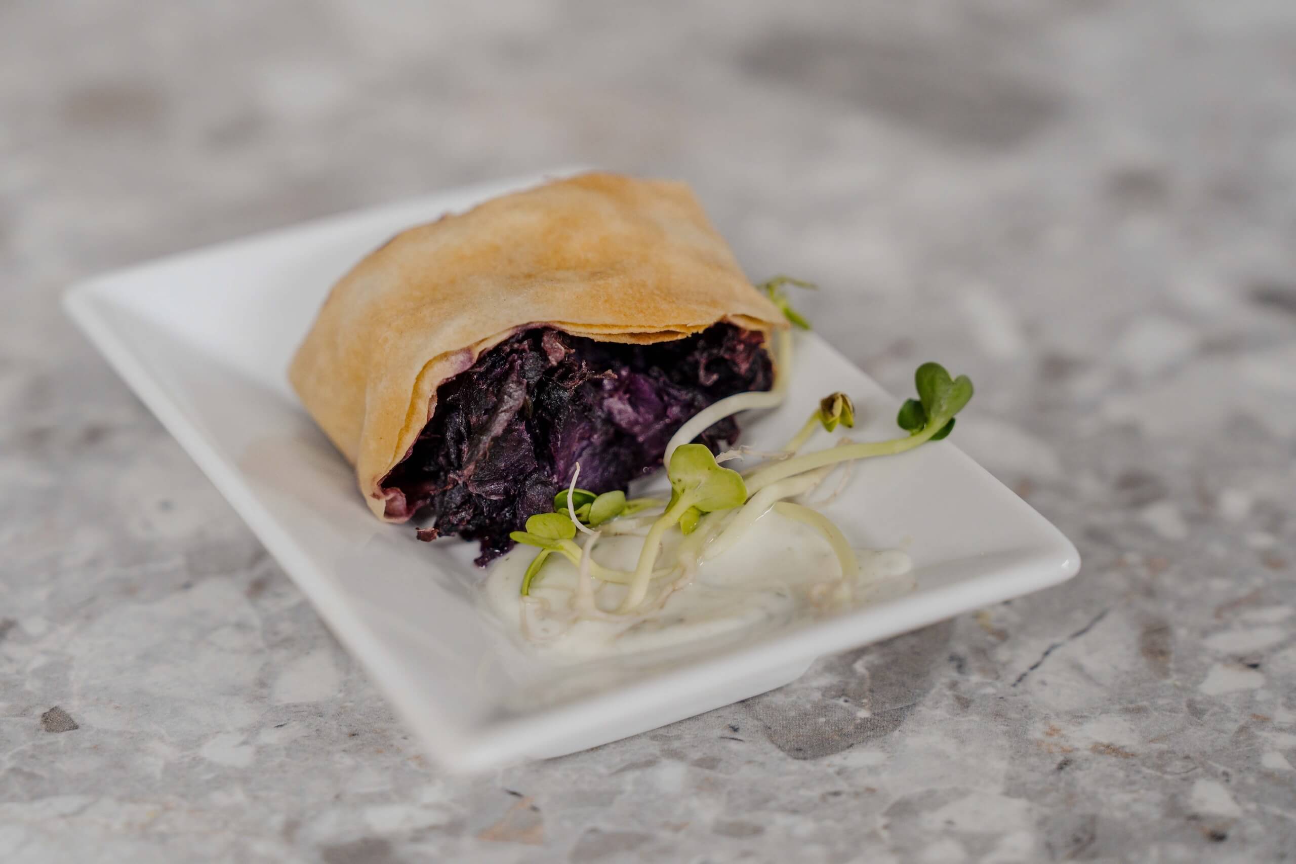 Gourmet-Vorspeise mit Strudel und Sprossen auf Hochzeitstisch, ideal für stilvolle Hochzeitslocations.