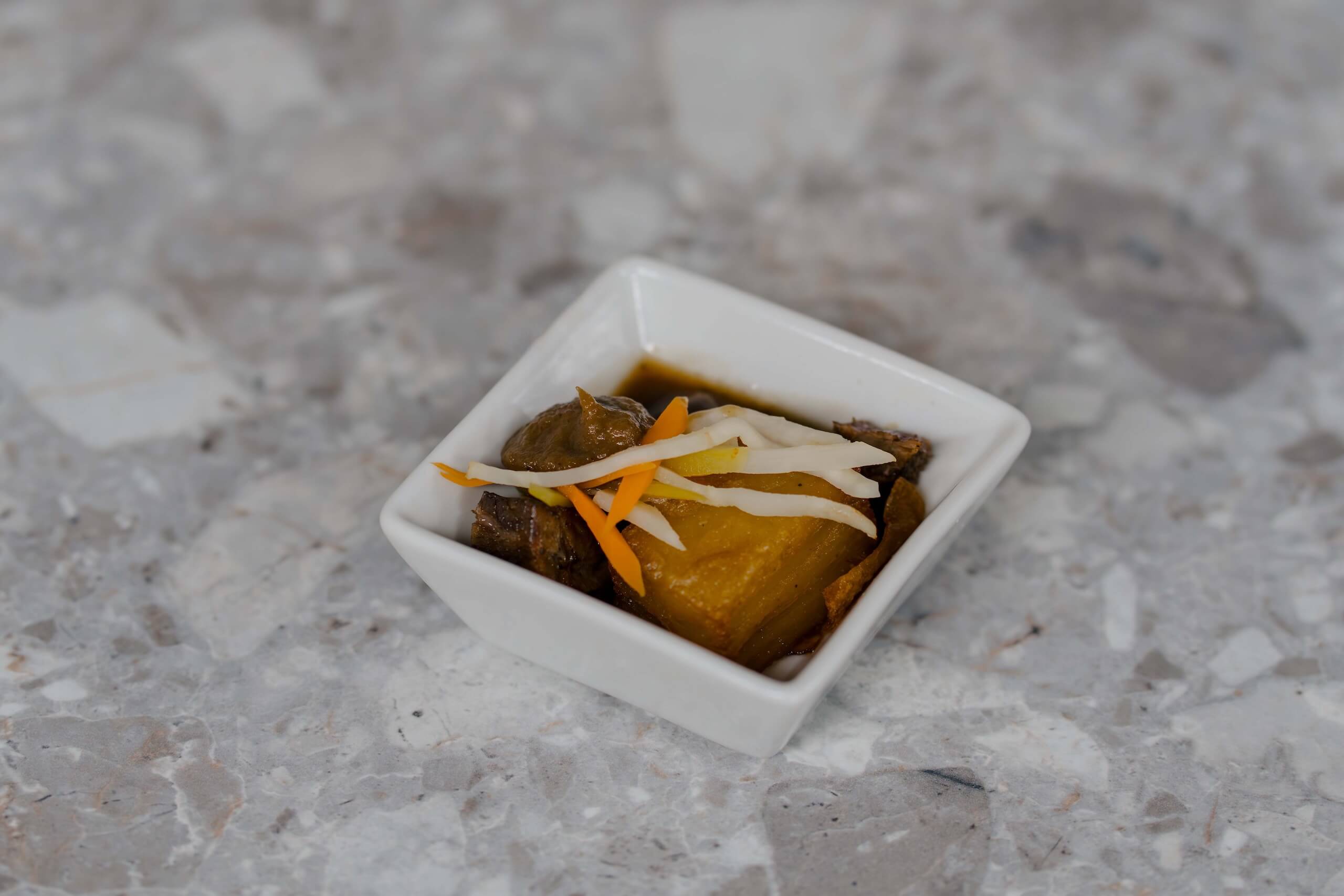 Gourmet-Vorspeise in weißem Schälchen, perfekt für Ihre stilvolle Hochzeitstraum-Location.