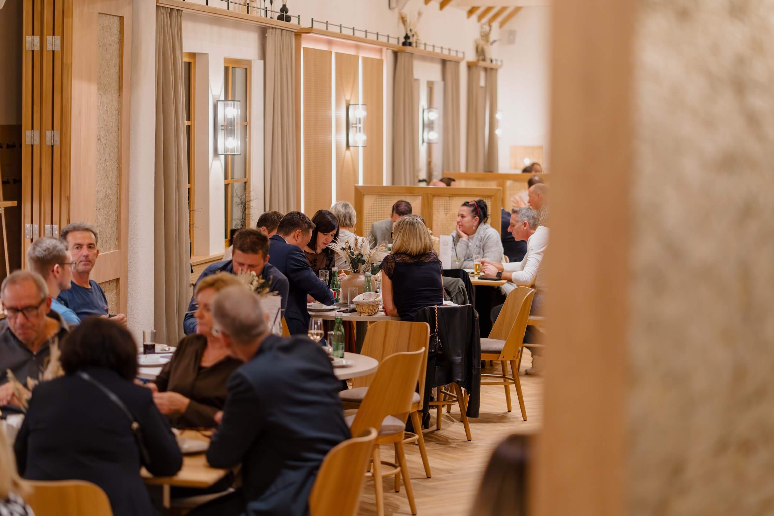 Gäste unterhalten sich in eleganter Hochzeitslocation, stilvoll dekorierter Raum für unvergessliche Hochzeitserlebnisse.