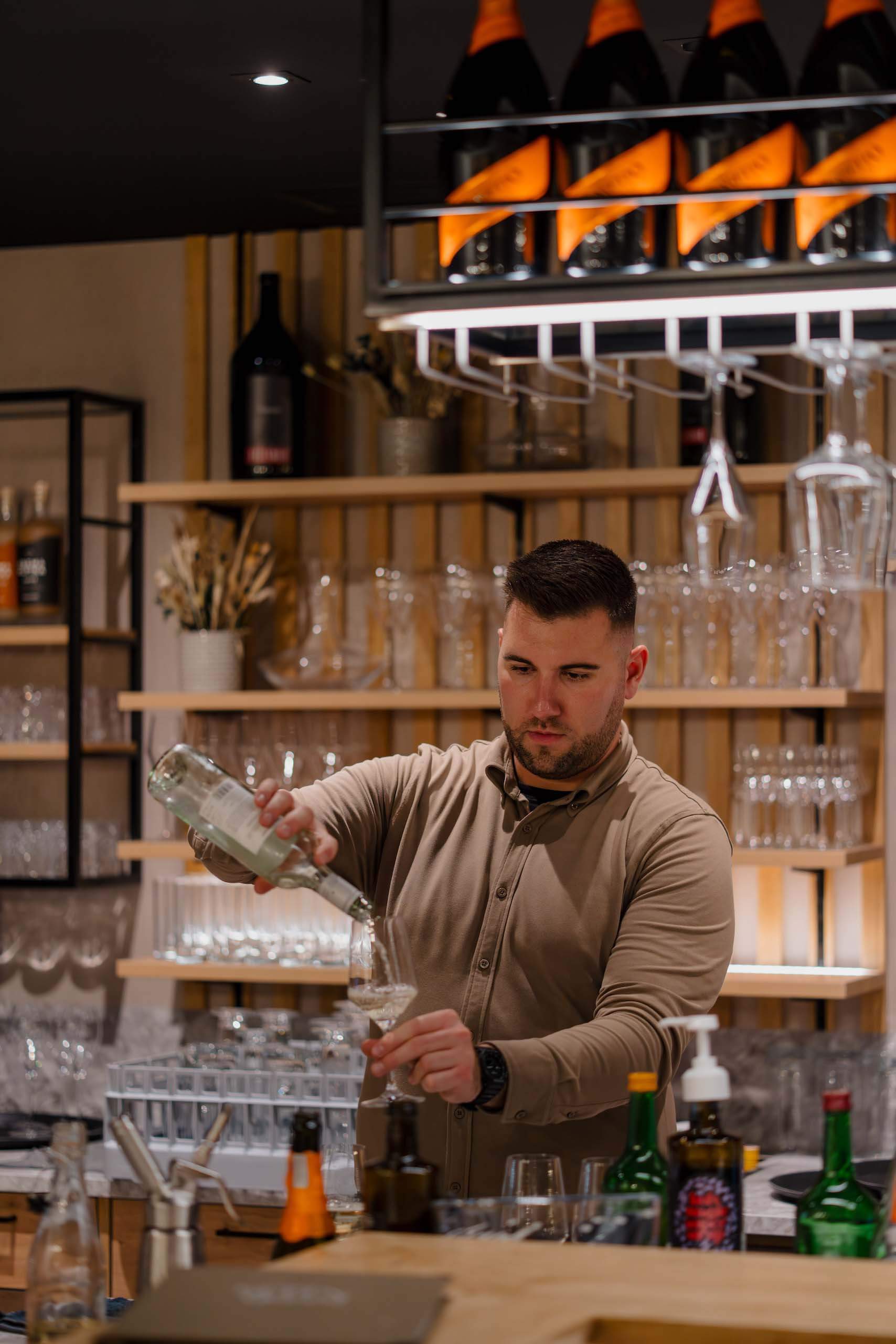 Barkeeper serviert Getränk in stilvoller Hochzeitslocation. Perfekter Service für Ihren Hochzeitstraum.